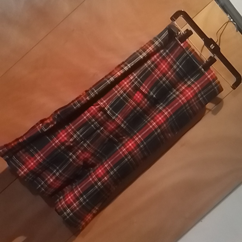Dean of Scotland women's tartan skirt, size 6, 100%wool.